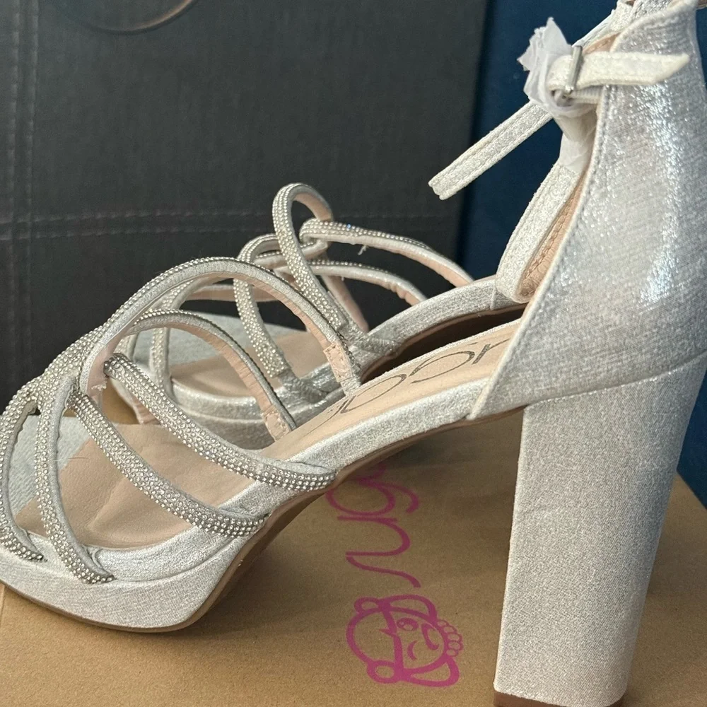 Silver and rhinestone heels 👠